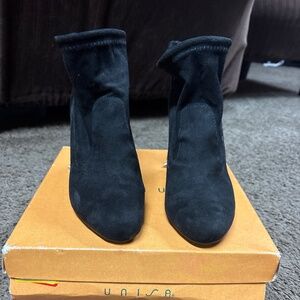 Unisa black fabric booties size 6.5